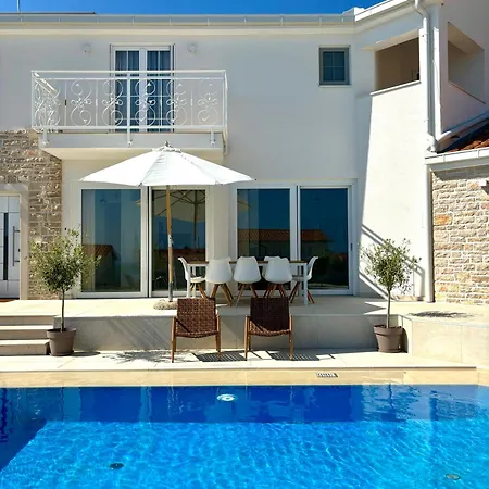 Luxury Michelle أوروبيتش